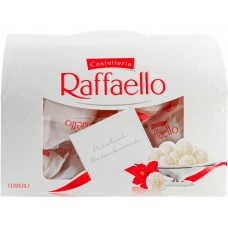 Конфеты RAFFAELLO с цельным миндальным орехом в кокосовой обсыпке, 240г в магазинах Лента
