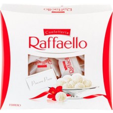 Конфеты RAFFAELLO с цельным миндальным орехом в кокосовой обсыпке, 240г в магазинах Лента