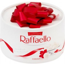 Конфеты RAFFAELLO с цельным миндальным орехом в кокосовой обсыпке, 100г в магазинах Лента