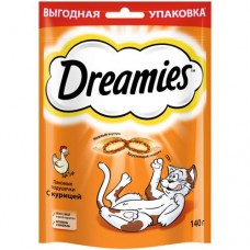 Лакомство Dreamies для кошек подушечки с курицей, 140г в магазинах Перекресток