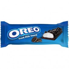 Пирожное Oreo Fresh Milk-Snack с молочной начинкой кусочками печенья бисквитное глазированное, 27г в магазинах Перекресток